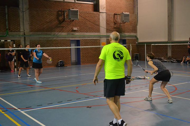 Deux joueuses de badminton s'entraînent au Badminton Club de Dottignies.
