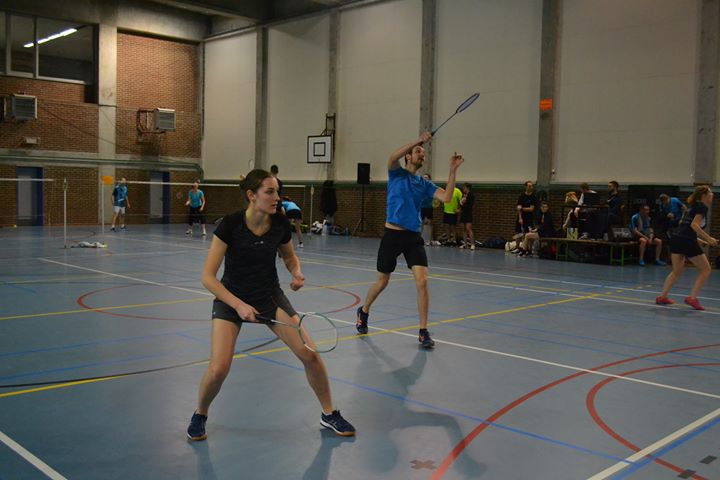 Deux joueurs de badminton en action lors d'un tournoi organisé par le Badminton Club de Dottignies.