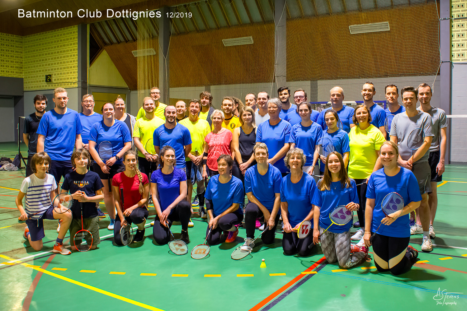 Membres du Badminton Club de Dottignies avant une séance d'entraînement.