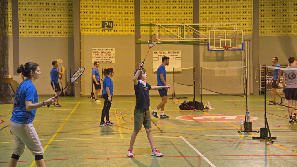Un enfant attend de recevoir le volant lors d'un match au Badminton Club de Dottignies.