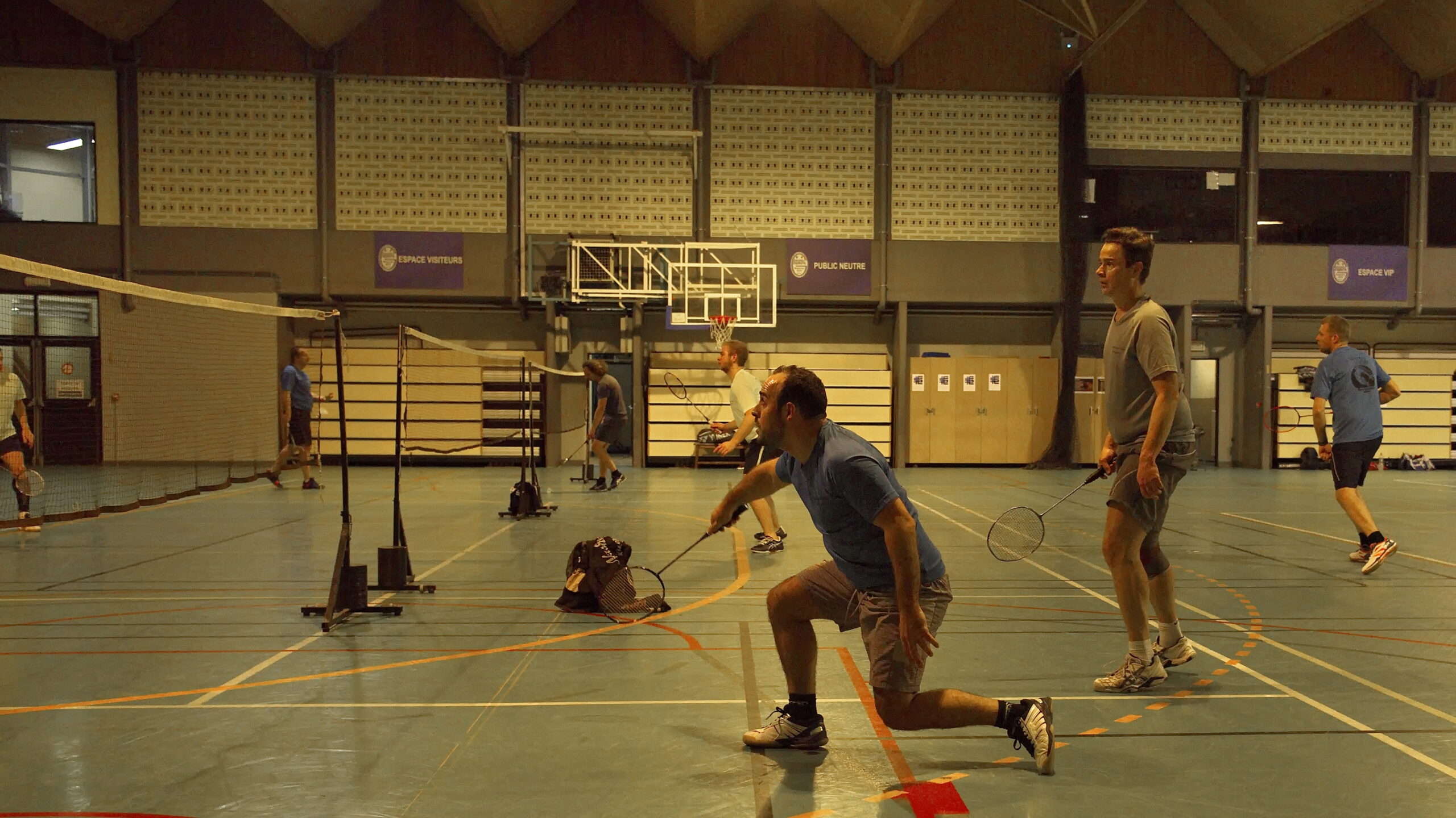 tournoi-double-badminton-club-dottignies Une équipe de 2 joueurs de badminton, l'un prêt à recevoir le volant.